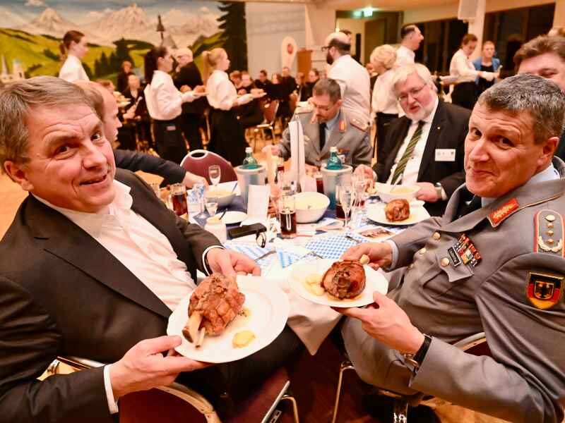 echt-lecker-der-salvatorabend-kraeftigt-mit-starkbier-und-haxen